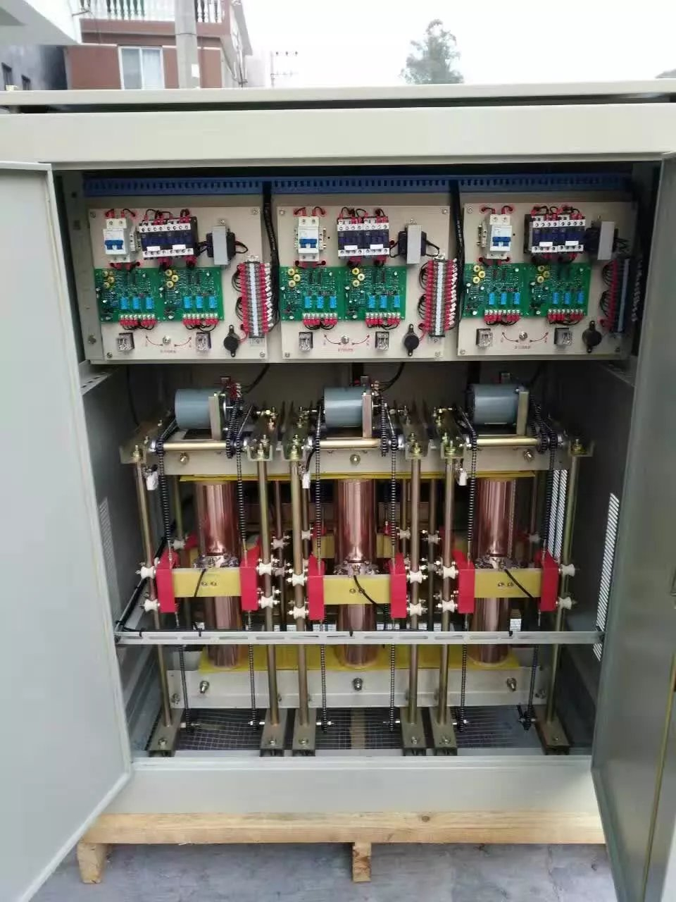 穩(wěn)壓器_SBWL-730KVA 304-456/380v 三相全自動(dòng)補(bǔ)償式